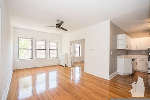 622 W Cornelia Ave, Unit 26-1W Apartments