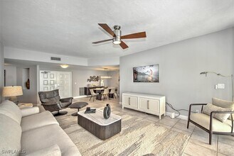 980 Cape Marco Dr in Marco Island, FL - Foto de edificio - Building Photo
