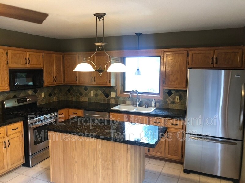 1680 Thornhill Ln in Woodbury, MN - Building Photo