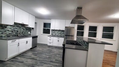 252 N State St, Unit 2FL in Ansonia, CT - Foto de edificio - Building Photo