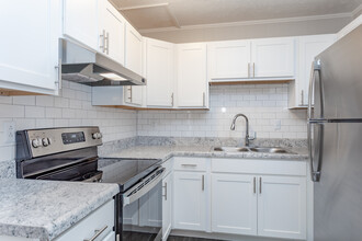 Cedar Heights Townhomes in Fayetteville, NC - Building Photo - Interior Photo