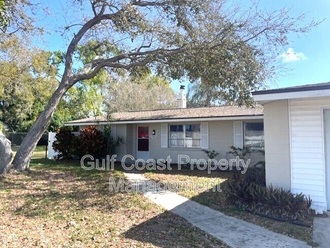 7464 Cass Cir in Sarasota, FL - Building Photo - Building Photo