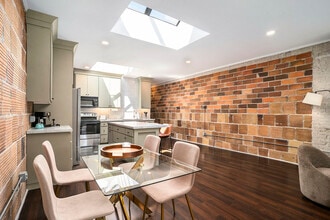 110 Washington Ave in Grand Haven, MI - Foto de edificio - Building Photo