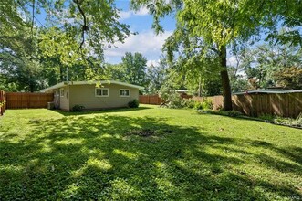 1005 Robinwood Dr in Florissant, MO - Foto de edificio - Building Photo