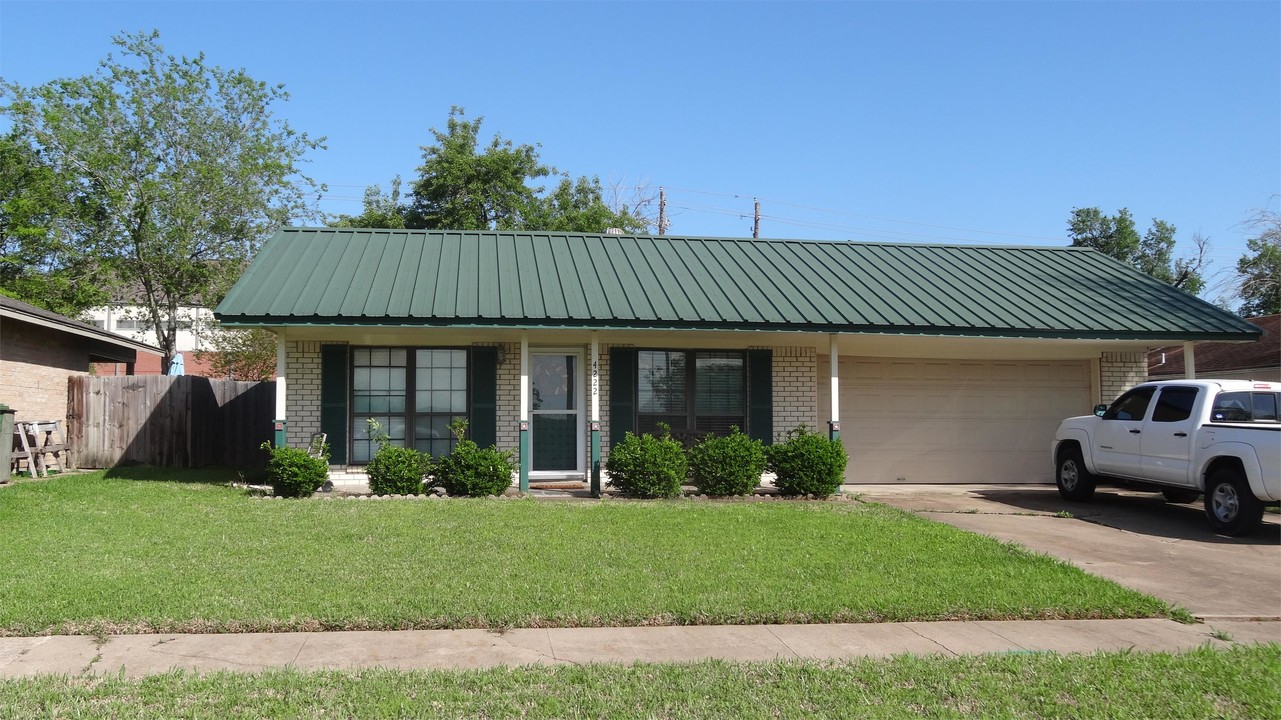 4222 Woodcrest Dr in Bryan, TX - Building Photo