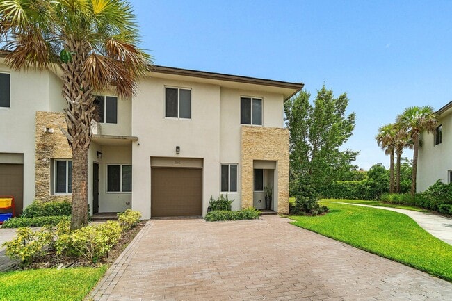 350 Pioneer Way in Royal Palm Beach, FL - Building Photo - Building Photo