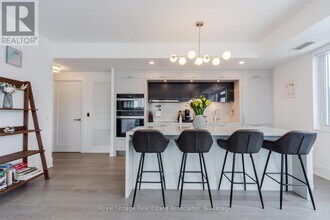 259 The Kingsway in Toronto, ON - Building Photo - Building Photo