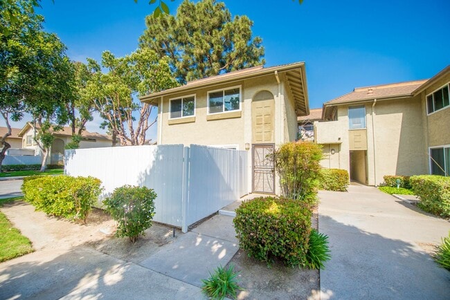 9582 Pettswood Dr in Huntington Beach, CA - Building Photo - Building Photo