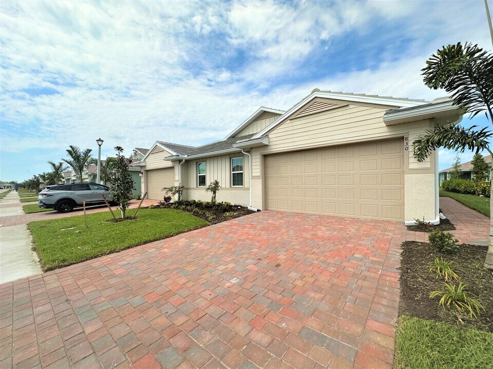 830 Enbrook Lp in Naples, FL - Building Photo