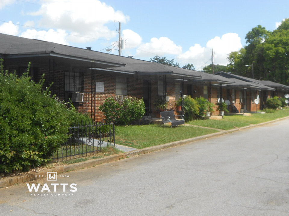 Clayton Court in Birmingham, AL - Building Photo