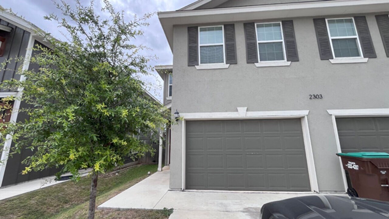 2303 Lynwood Bnd in San Antonio, TX - Building Photo
