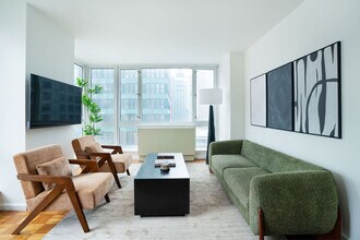 350 W 43rd St in New York, NY - Foto de edificio - Building Photo