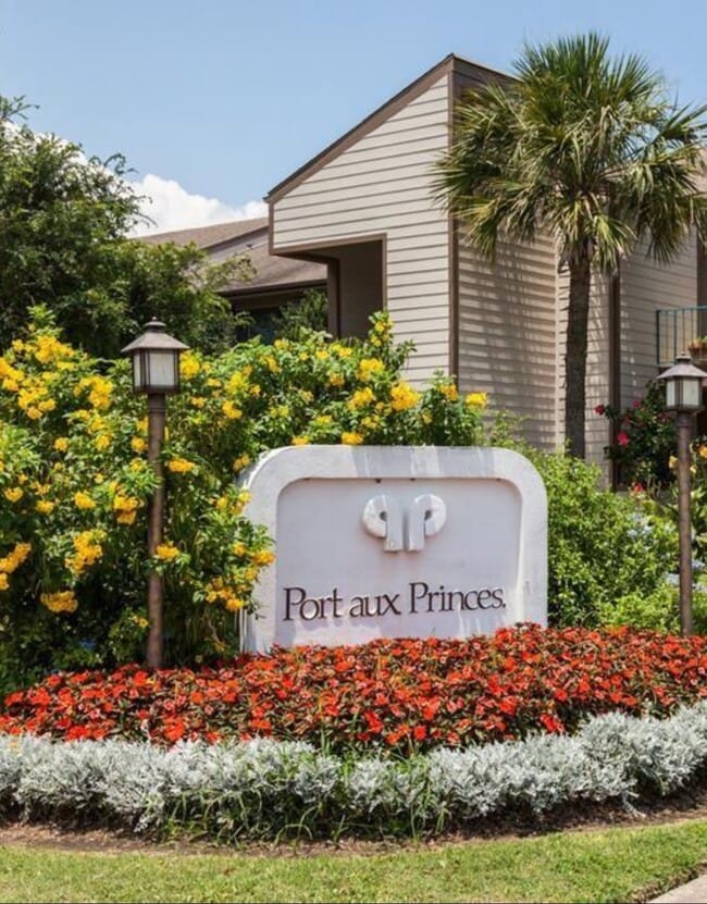 property at 7031 N Holiday Dr