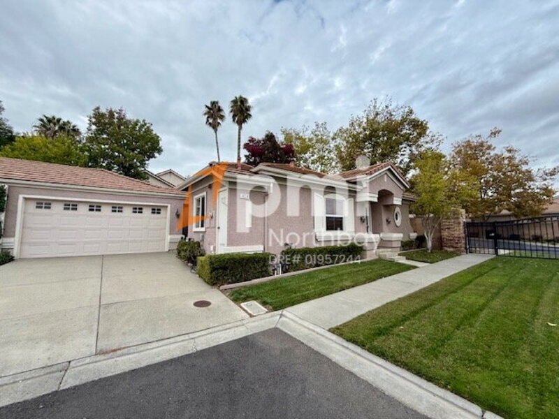 424 Endberg Dr in Vacaville, CA - Building Photo