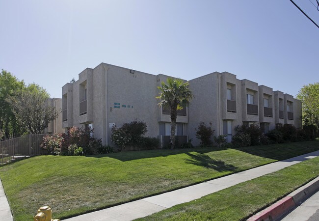 Palmdalia in Palmdale, CA - Foto de edificio - Building Photo