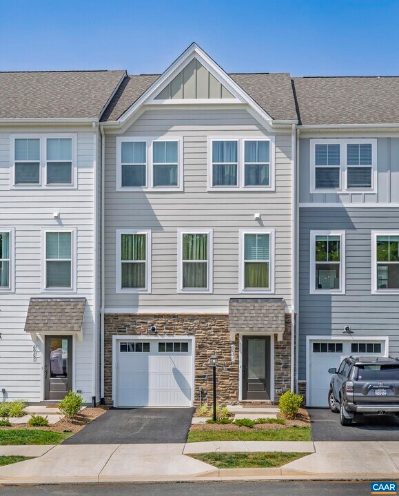 6031 McComb St in Crozet, VA - Building Photo