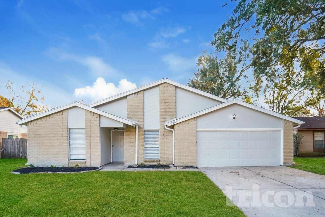 5907 Misty Meadow St in League City, TX - Building Photo