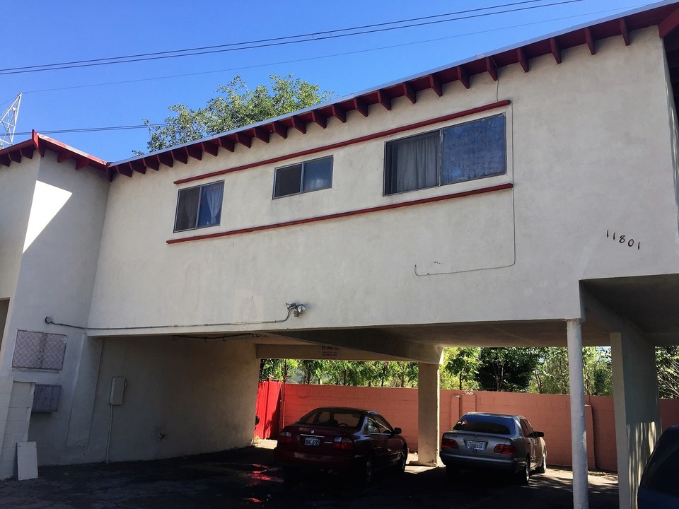 11801 Wyandotte St in North Hollywood, CA - Building Photo