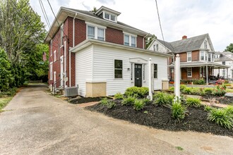 3223 Market St in Camp Hill, PA - Foto de edificio - Building Photo