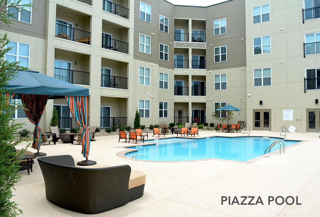 Piazza on West Pine in St. Louis, MO - Foto de edificio