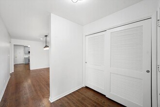 7056 N Rockwell St in Chicago, IL - Building Photo - Building Photo