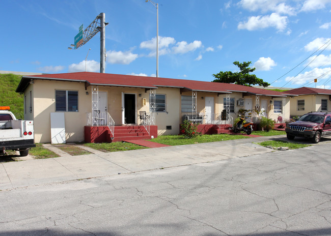 161-171 NW 37th St in Miami, FL - Building Photo - Building Photo