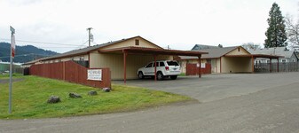 407-417 W 1st Ave in Sutherlin, OR - Building Photo