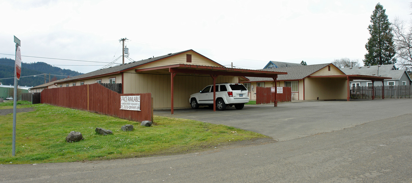 407-417 W 1st Ave in Sutherlin, OR - Foto de edificio