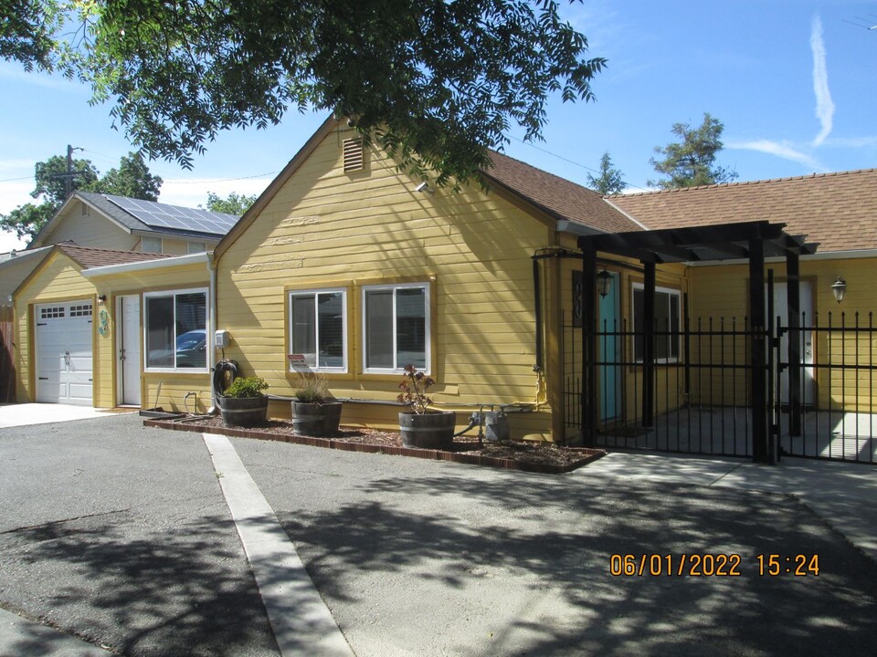3 N College St in Woodland, CA - Foto de edificio