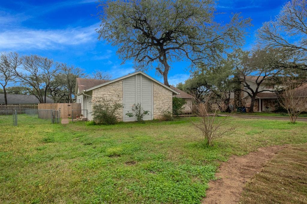 9009 Sawtooth Ln in Austin, TX - Building Photo