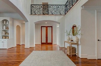 5410 Valerie St in Bellaire, TX - Building Photo - Building Photo