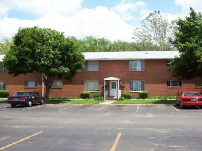 Castlewood Apartments in Pekin, IL - Building Photo