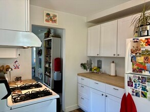 15 Gould St, Unit #2 in Newport, RI - Building Photo - Building Photo