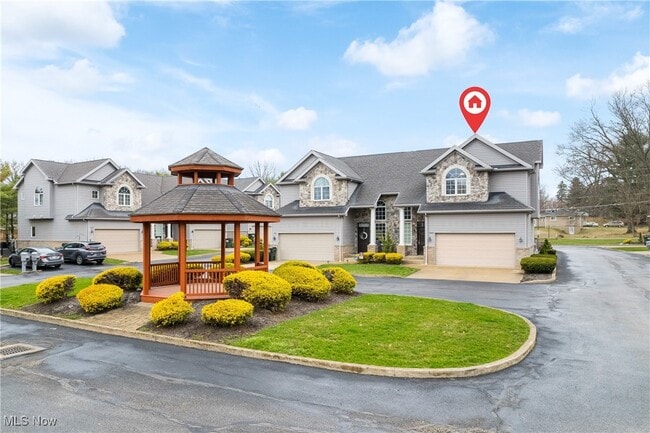 3285 Grey Village Dr in Akron, OH - Building Photo - Building Photo
