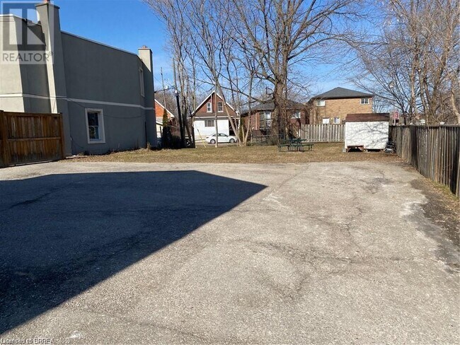 106 Marlborough St in Brantford, ON - Building Photo - Building Photo