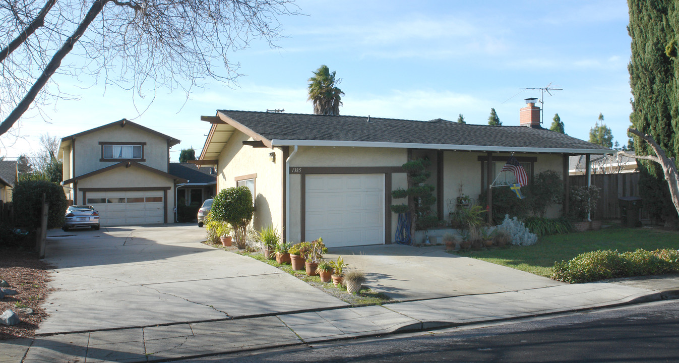 1385 San Domar Dr in Mountain View, CA - Foto de edificio