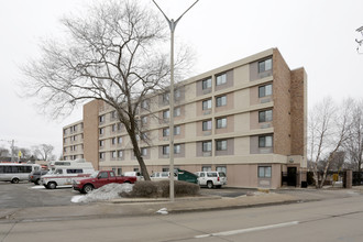 Longwood Plaza in Rockford, IL - Building Photo - Building Photo