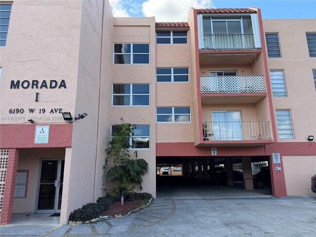 6190 W 19th Ave in Hialeah, FL - Foto de edificio - Building Photo