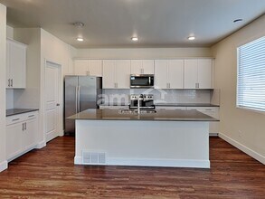 2604 W 3340 S in Syracuse, UT - Foto de edificio - Building Photo