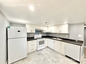 212 Allen St E in Waterloo, ON - Building Photo - Building Photo
