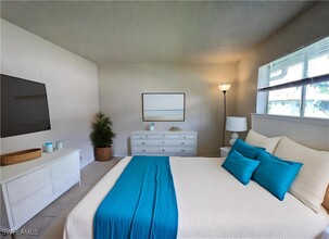 1024 SE 24th Ave in Cape Coral, FL - Foto de edificio - Building Photo