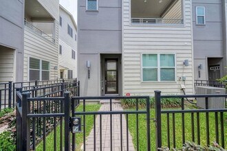 2759 Clinton Dr in Houston, TX - Building Photo - Building Photo
