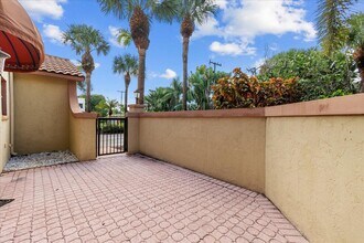 41 Uno Lago Dr in North Palm Beach, FL - Building Photo - Building Photo