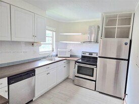 1700 NE 191st St, Unit 100 in Miami, FL - Building Photo