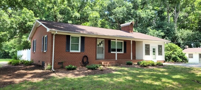 8326 Linville Rd in Oak Ridge, NC - Building Photo - Building Photo