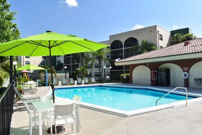 17300 NW 68th Ave in Hialeah, FL - Building Photo - Building Photo