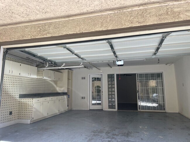 15033 Sherman Way in Los Angeles, CA - Foto de edificio - Building Photo