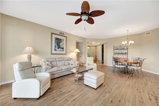 400 Flagship Dr, Unit 403 in Naples, FL - Foto de edificio - Building Photo