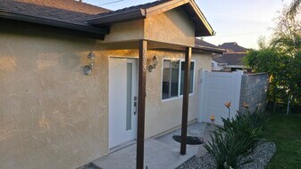 703 S Bel Aire Dr in Burbank, CA - Building Photo
