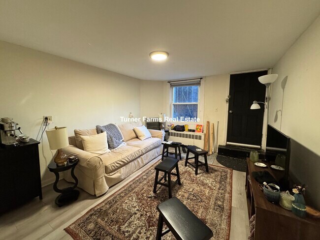 81 Windsor St, Unit 1 in Boston, MA - Foto de edificio - Building Photo